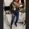 Czekoladowy sweter w romby i dekoltem w serek